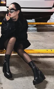 Sssatoshii kullanıcısının just thought I'd sit down 💅 albümü -  fotoğraf