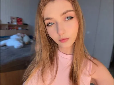 AveryBerkson a little tired Gambar 2