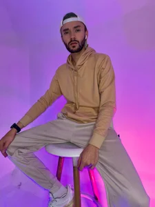 jakemagnus Caught somewhere between temptation and chaos… Dare to take a closer look? 🔥🍑 Pic 3