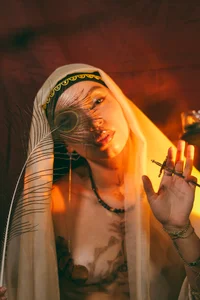 red_moon666 can i read ur hand? 사진