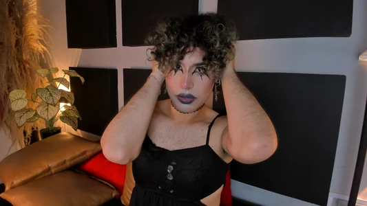 Lexxxxx_ Gothic and curly hair Pic 3