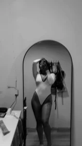 RachelWeisz_ 💛 Pic 2