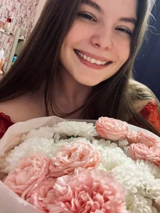 DonnaCampbell Flowers are the best accessory for a girl! Immagine  2
