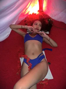 PaolaB_g I’m not looking for flowers...🌹😈 Gambar