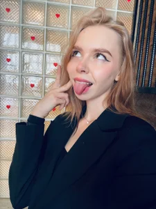 GlitchyDolly Business Woman Pic