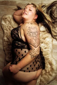 CurvyAngelina_Official kullanıcısının Public albümü -  6 fotoğraf