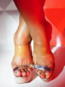 OliviaBurning Bare Soles & High Heels Pic 2