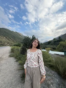 JackieWebb Mountains behind me, river somewhere close, and that soft wind messing with my hair 🌿✨ зображення 5