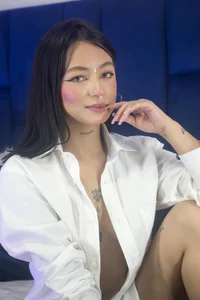 being attractive with your shirt od chloe_wilson7  2 snímek