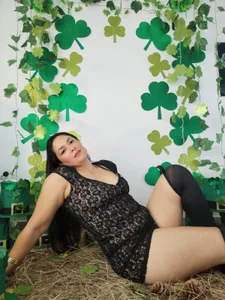 CatleyaSmith A little bit of magic, a little bit of mischief 💚✨ Pic 5