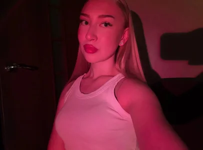 AlinaTeaseX pink vibe Pic
