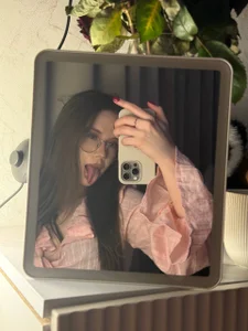 DebraSchneider Anyone want to get to know me better? Immagine  4