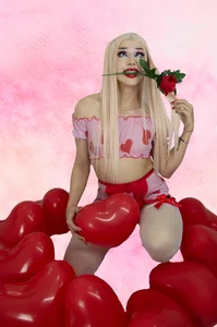 One of my favorite dates is Valentine's Day, I love going around the world giving love and receiving de alessandrathedoll  2 Imagens