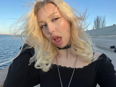 sunny de goth__tv  5 Imagens