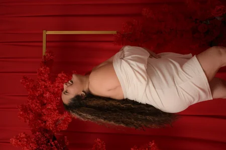 You saw me white, but desire burns me.🤍 de niraksil Foto 5