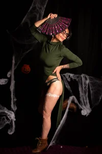 YorosamahNighttime temptation 🍷🎃😈 Bild 2
