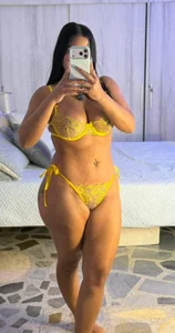 mia_hank I have that mix that drives anyone crazy: tenderness💛🔥👅 Bilde 3