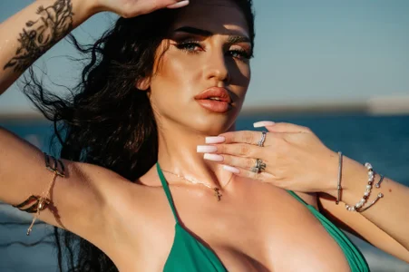 RubyConnerのDon't Look Too Long 🤍💚の 4枚の写真