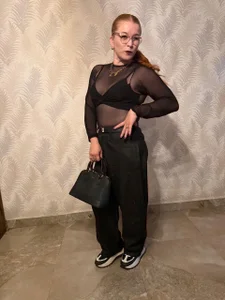 AllisonRoberts_ Elegance doesn't need permission... just a look. ✨ Foto 7