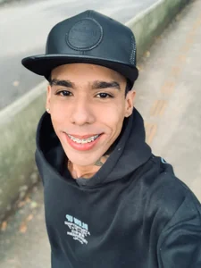 Damianwhite Public টি ছবি