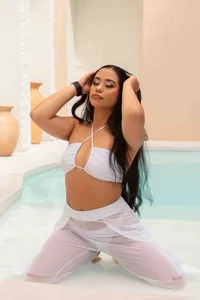 A day at the Pool with me🌞 de Jazmiinee  8 Imagens