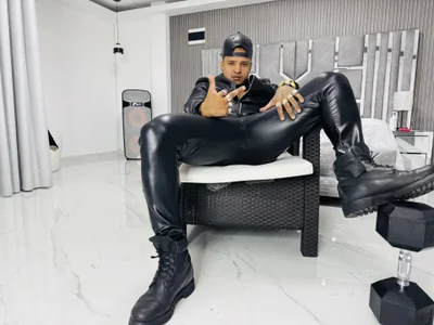 the master dressed in shiny leather de master_leather  3 Imagens
