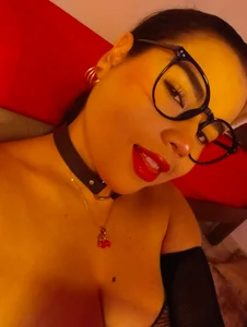 victoria_vallejo_1のA dominant girlの 2枚の写真