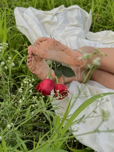 fetish_foot_ take a rose 🌹🩷 Pic 2