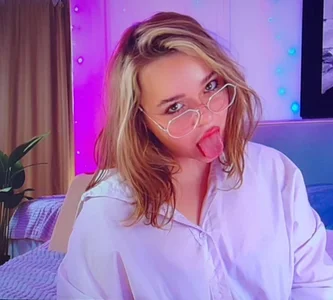 Hot_moon_666 I like to play with my tongue Pic 4