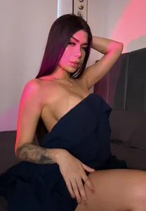 JanyLunaa Between light and shadow Pic 5