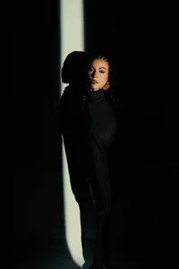 LunaRuso Black minimalism Pic 4