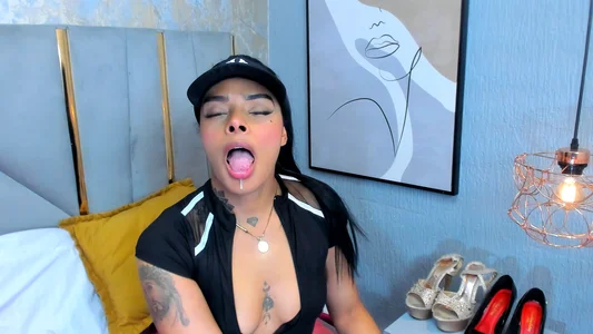 EmmaEbony_ “Don’t pretend… I know I’m tempting you.” Pic 8