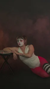 NEXT_DOOR_GIRL_ Clown face Billede 4