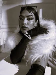 Mistress Riri B/W 🫦 de RiriiBrunette__  8 Imagens
