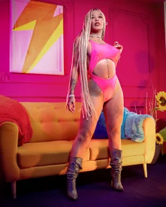 Kenya_carper A little pink and relaxation won't hurt me. Pic 3