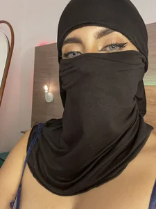 Jasmin_hamdan Tell me no… but look at me like this Immagine  5