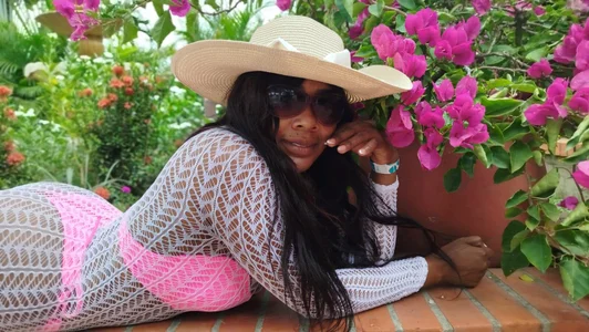 PerlaZultana hot ass follow me Pic 3