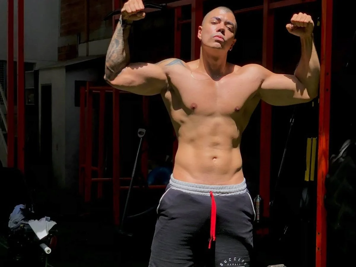 Zed_ferrer Dirty gym session: Pumped chests & hard arms 😈 Hình 2