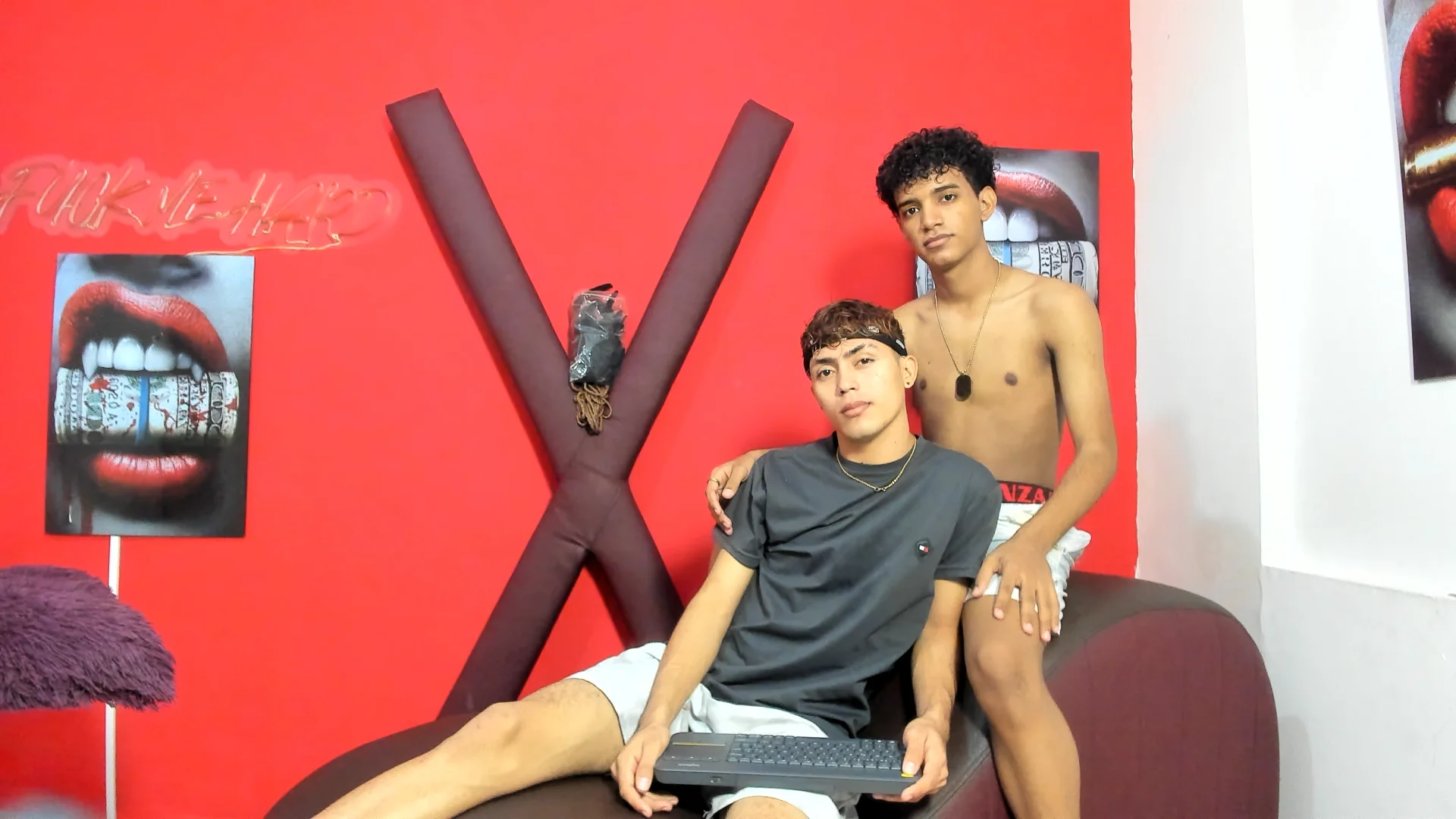 VERY_HOT_GUYS Public Εικόνα