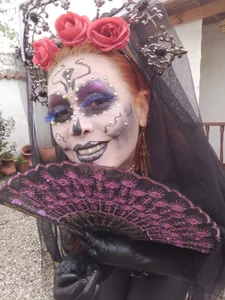 💀 “Entre flores y fuego, renace mi piel” de BrendaSex_Hot  2 Imagens