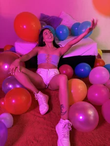 EmiGomez_ Playing with balloons 🎈💣 รูป  6