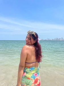 nicky_andcamil Nicky in the beach Pic 2