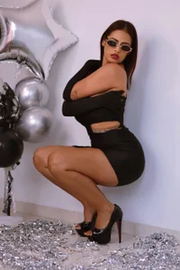 SofiaReyes1 Bold elegance with a touch of allure Immagine  5