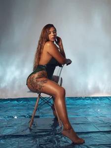 _MiaBrown_ "It's not my fault that you can't stop looking Fotka 2