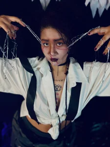 My scissors are sharp… but my heart is still soft. 🖤✂️ de Sylvara_bx Foto