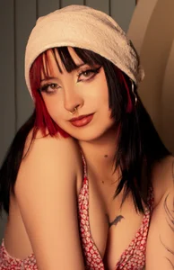 Zoe_Lynch_ As sweet as a flower, as dangerous as the night 🌹🦇 Pic