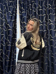 MaryBennetts Tits are like two guards at the gates of sin Foto 3