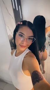 Does the white look on me or do I take it off?🥂me luce el blanco o me lo quito? de isabel_johnson Foto 2