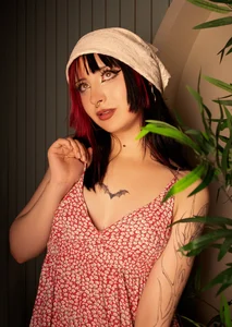 Zoe_Lynch_ As sweet as a flower, as dangerous as the night 🌹🦇 Pic 4