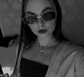 miss_courtney_ A Moment in Monochrome 📷 Pic